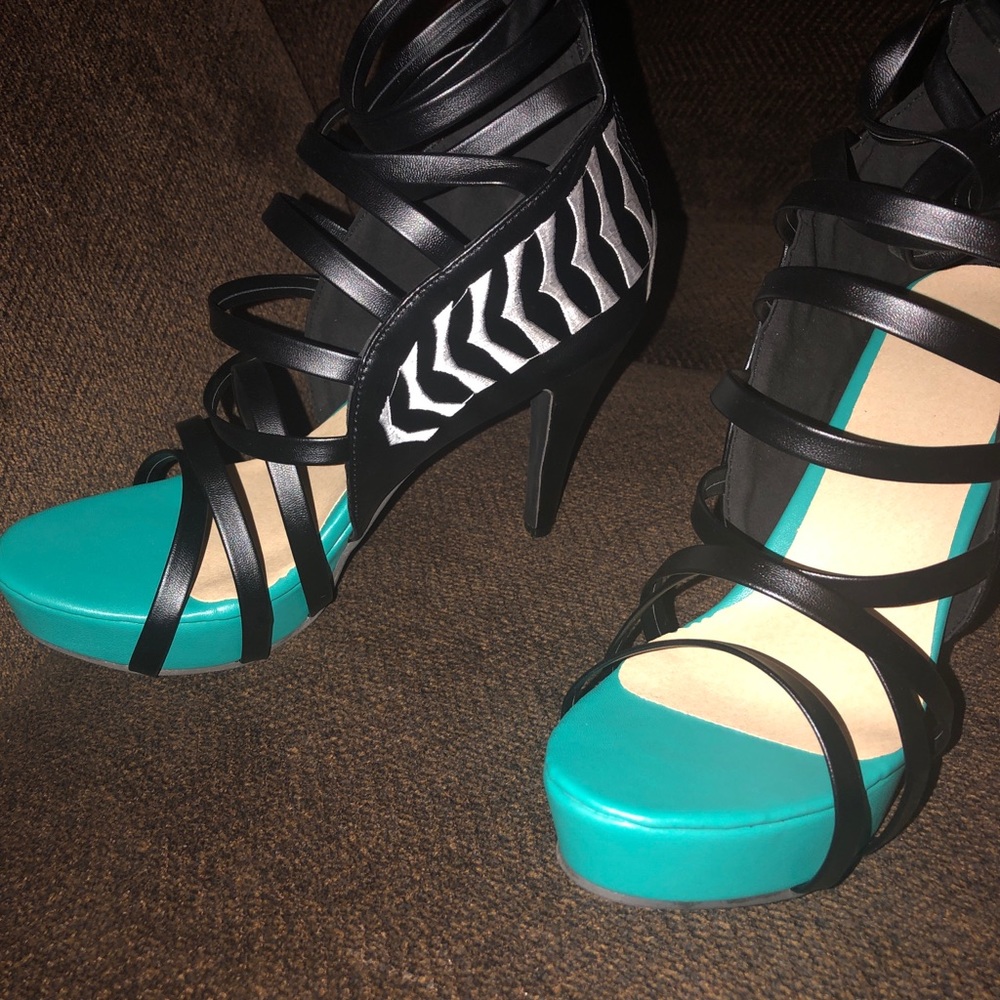 Strappy heals - Picture 3 of 3
